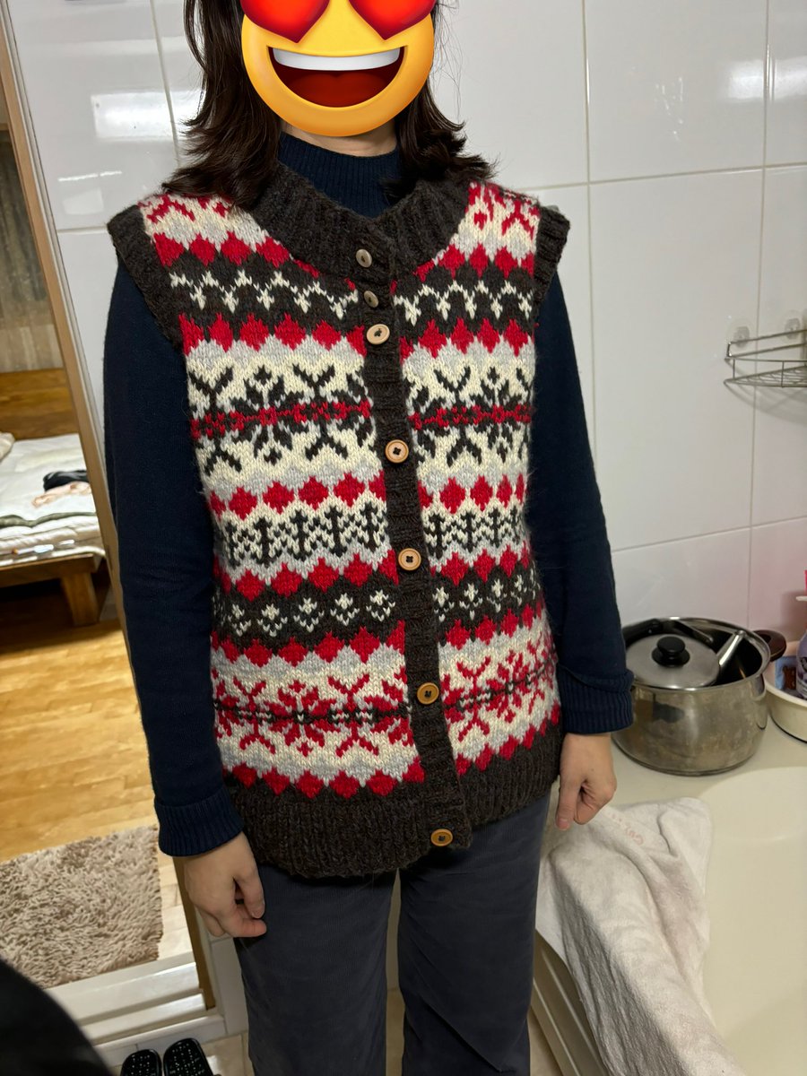 grebot4's tweet image. 2/19
경⭐️축 아빠조끼 드디어드디어 F/O~~~
후 이제 드디어 내 스웨터 마저 뜰수있겠다ㅠㅠ
(model by 울엄마)