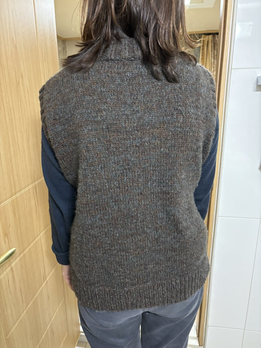 2/19
경⭐️축 아빠조끼 드디어드디어 F/O~~~
후 이제 드디어 내 스웨터 마저 뜰수있겠다ㅠㅠ
(model by 울엄마)