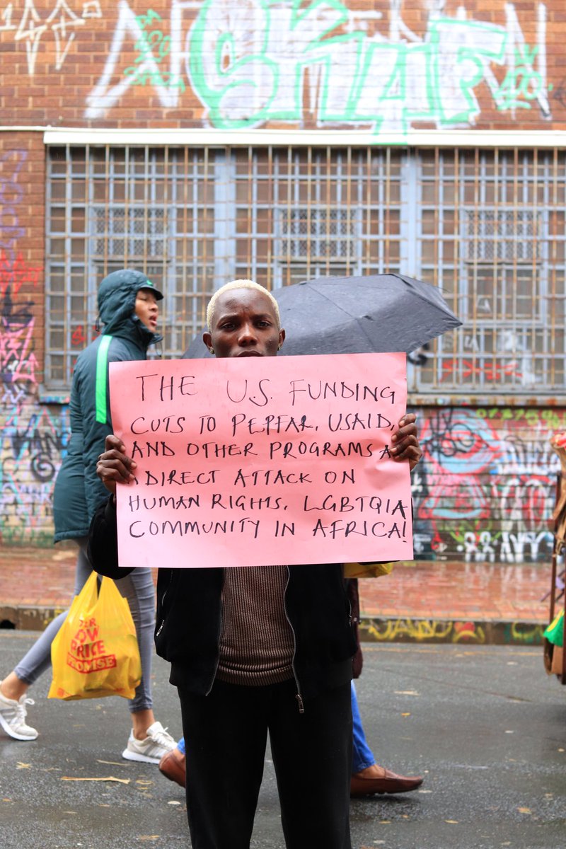 boldtypeug's tweet image. Cutting U.S. funding to PEPFAR, USAID, and other programs is a direct attack on human rights, putting LGBTQIA+and displaced lives in danger. We demand accountability! #HumanRightsUnderAttack #FundTheFight @bafproject @UKPC_UG @frankmugisha @TruthLgbtq @Mambaonline @transforumug