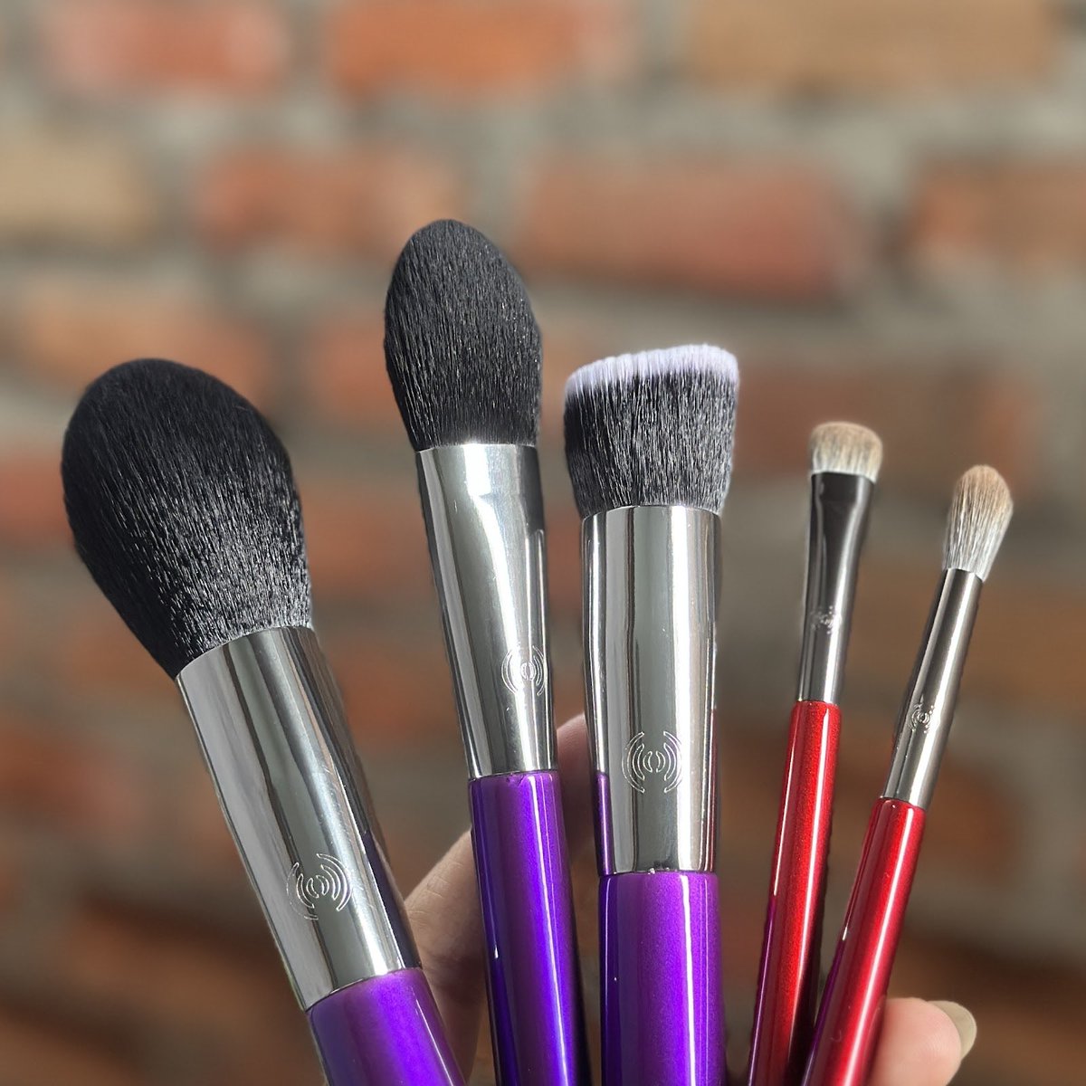 BELAJAR CARA PILIH BRUSH UNTUK PEMULA✨😍🩷

Disclaimer, aku buat ini berdasarkan pengetahuanku belajar make up dari 2019 yang pd saat itu lgsg beli 1 set brush &amp; berujung gak ke pakai alias mubadzir:”) 

Silahkan save thread ini supaya gak melakukan kesalahan yang sm kyk aku😂