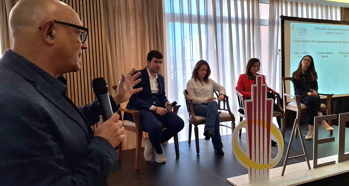 🙄 "Cómo vender a las nuevas generaciones de viajeros". Intervienen en esta mesa: <a href="/pablolafitte/">Pablo Laffitte 帕布罗</a> especialista en Turismo Chino, Elvira Arjona de #STR, Carolina Bobés de <a href="/dataria/">Dataria - Revenue Technology</a> y Carmen Solís del <a href="/palacio_deluces/">CoolRooms Palacio de Luces</a>. Modera <a href="/IsidroTenorio/">Isidro Tenorio</a>. #ExperienciasAEDH #Hoteles #EventosHoteles