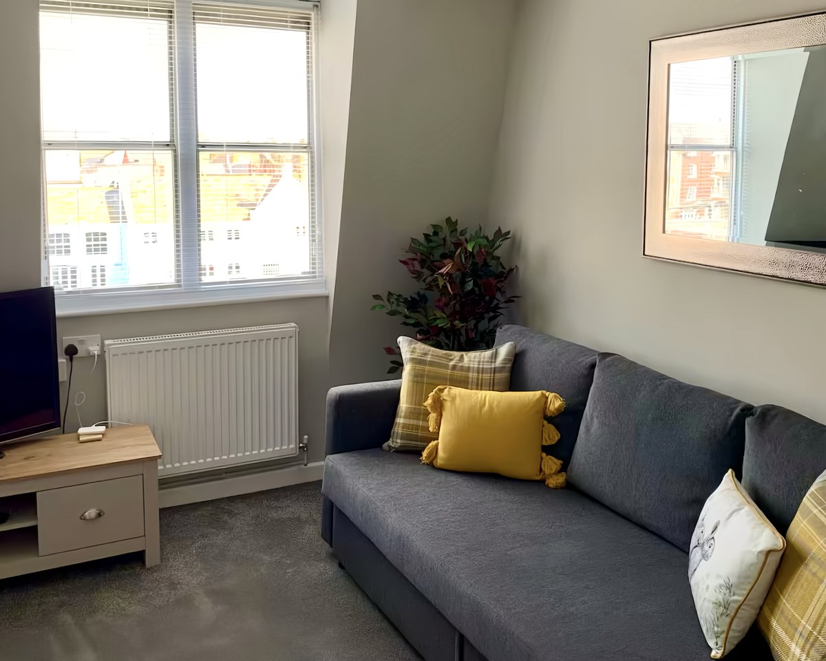 If you're planning a trip to Weymouth, please consider one of our fabulous holiday lets! Both are located above a fantastic fish &amp; chip shop 😉, and  have stunning harbour views. 🤩
airbnb.co.uk/users/show/808…
