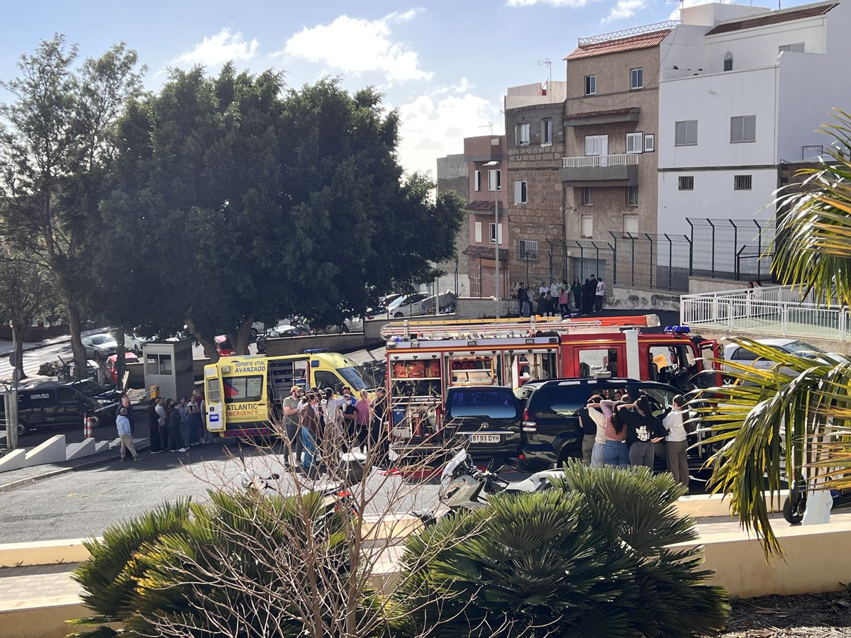 Los estudiantes de la asignatura de Enfermería Clínica Avanzada II. Atención de Enfermería en Urgencias / Emergencias Sanitarias y Catástrofes de 3º de Grado en Enfermería concluyen hoy con un simulacro en el recinto de la Facultad de Enfermería en La Laguna y La Palma.