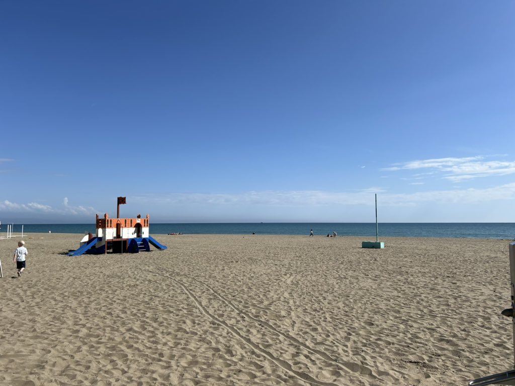 rirvine91's tweet photo. Happy hump day 🏖️ https://t.co/HXg53OzWBd