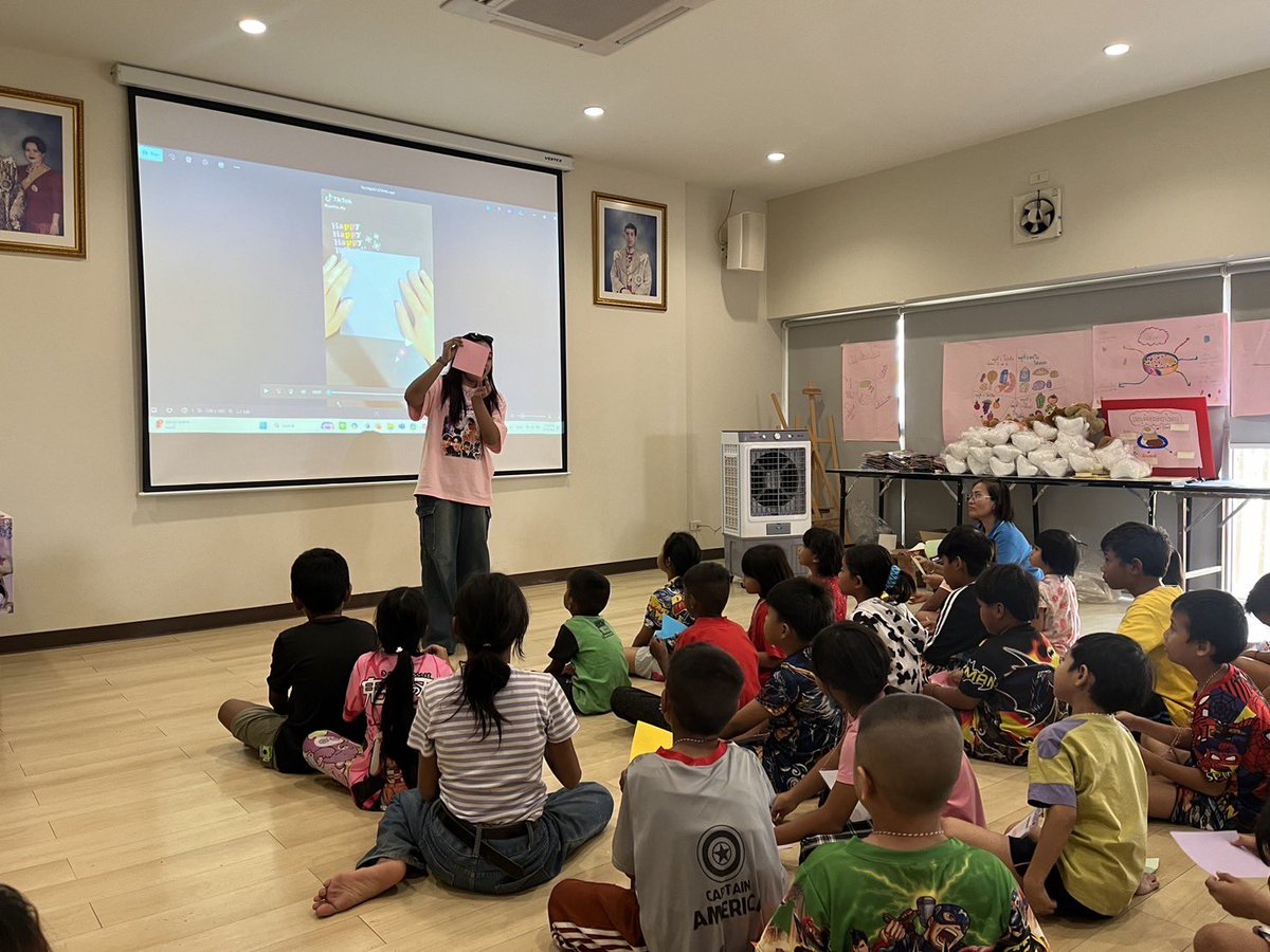 jaetencharity's tweet photo. ภาพบรรยากาศกิจกรรมสอนน้องๆพับคัพเค้กจากกระดาษ เพื่อฉลองวันเกิดให้พี่แจฮยอนและพี่เตนล์ ที่มูลนิธิเด็กอ่อนในสลัมฯ บ้านแห่งความหวัง ในวันเสาร์ที่ 15 กุมภาพันธ์ 2568 ที่ผ่านมาค่ะ✨

น้องๆเก่งกันมาก พับคัพเค้กและตกแต่งออกมาได้น่ารักสุดๆเลยค่ะ💕

#JaeTenBirthdayCharity2025🎂💖 https://t.co/cvrpESxBFb