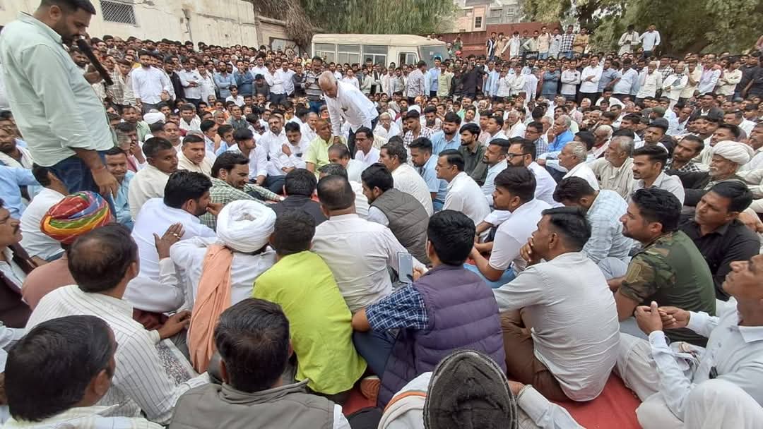 केड़ली (नोखा)की घटना के विरुद्ध धरना सरकारी सिस्टम की नाकामी ने एक सरकारी विद्यालय में 3 बेटियों की जान ले ली, न्याय दिलाने की लड़ाई में पीड़ित परिवार के साथ, दोषी अधिकारीयों पर कार्यवाही, पीड़ित परिवार को आर्थिक सहायता के लिए नोखा की आम आवाम के साथ धरने पर मौजूद |