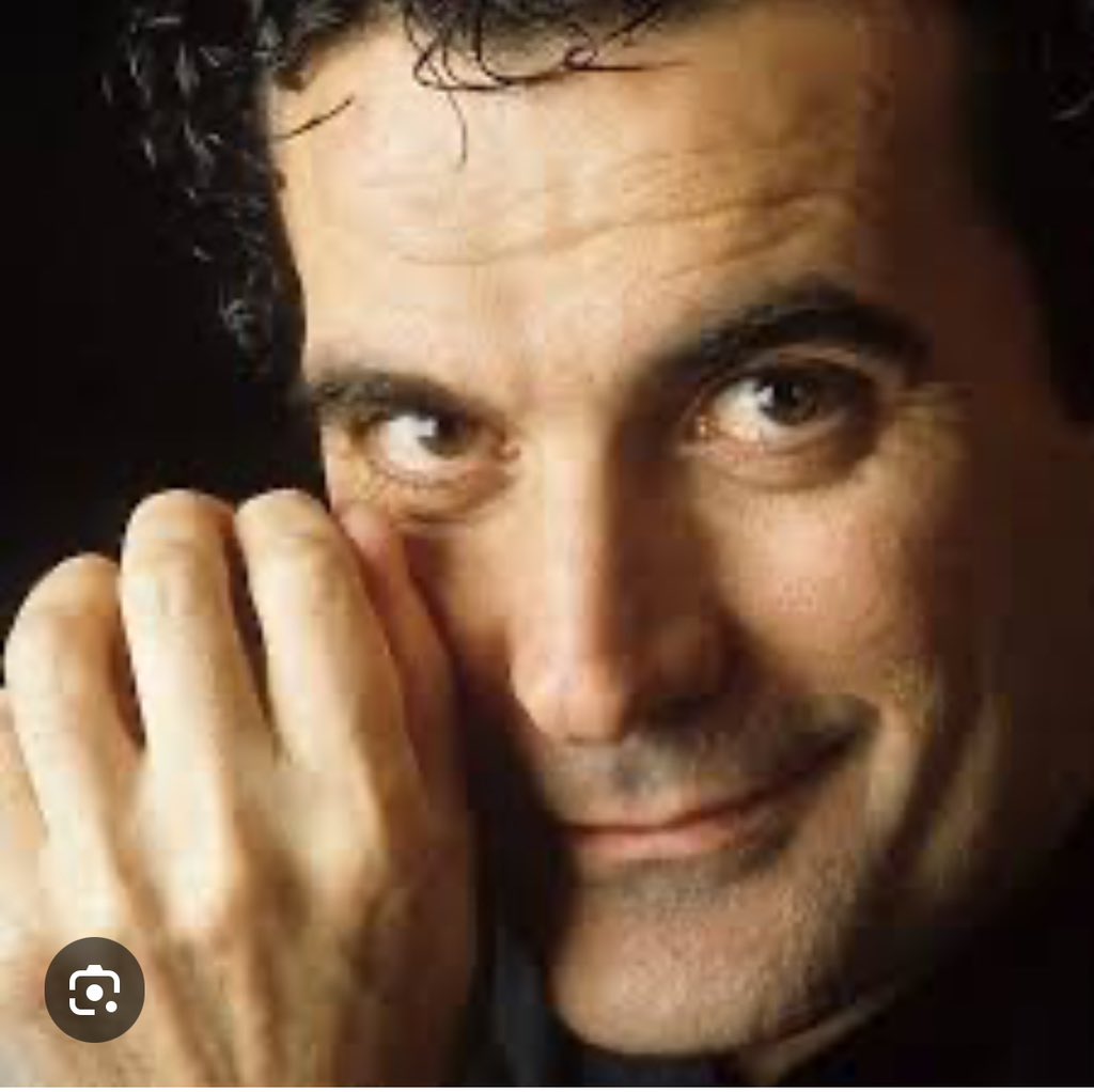 Sei sempre nel salotto buono del mio cuore. Buon compleanno Massimo. #massimotroisi