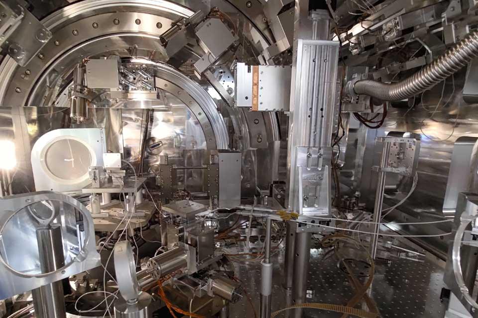 Researchers used an X-ray free electron laser to probe axions, potential dark matter candidates. The study, honouring late co-investigator Professor Ian Shipsey, advances exploration of new physics beyond the Standard Model. Read the article in full: physics.ox.ac.uk/news/xfels-joi…