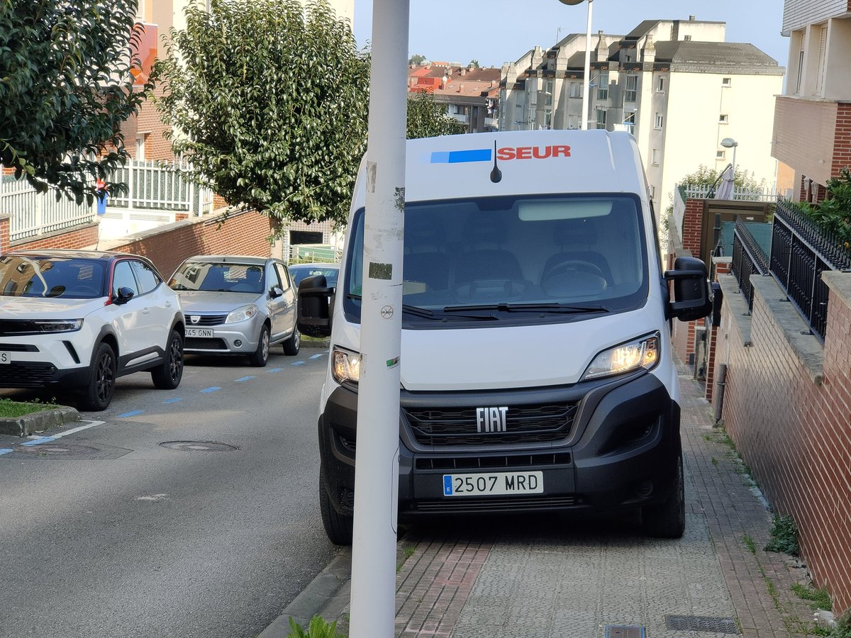 teleken_'s tweet photo. Hola @SEUR . ¿Cómo pretende vuestro trabajador qué pase por esta acera con el carrito de mi bebé? ¿Salgo a la carretera a ver si nos llevan por delante? ¿O espero hasta que el conductor aparezca a saber durante cuánto tiempo?
Siempre aparcando como si la calle fuese vuestra. https://t.co/Tdy86ONOdT