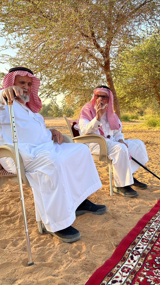 azeezbinmoither's tweet photo. اللهم أغفر لابونا سعيد بن سعد بن معيذر وارحمه وأرفع منزلته …
احتضن شقيقه والدنا محمد من أكثر ٨٠ عام كان الاب لنا جميعاً …كان الامير والشيخ والمربي والعمدة والكريم والتاجر الذي شهد له الجميع في تعاملاته في تجارته في قطع غيار السيارات
كان المنصى للجماعة وأهالي اليمامة ولآل عايذ قحطان كافة من الجنوب للشمال 
كان صاحب الجاه الذي لايرد …
كان المعلم في مكارم الأخلاق و المرجلة و السلوم والعادات …
عاش شامخاً من صغره مكافحاً في تجارته من الرياض الى الكويت 
تعلمنا منه الحلم و الحكمة وعزة النفس 
تعلمنا منه حب الصغير والكبير
تعلمنا من الفزعة والحمية والكرم
لله درك يا سعيد بن سعد وكأن الشاعر اللي قال البيت المشهور قاله فيه : 
هذا قدَرنا .. نطيب ومالنا منّه..
يطالع الرجل ابوه وينسخ فعوله
اتعبني ابوي جعل ابوي فـ الجنه…
لاجيت نصفه ، ولا ربعه ، ولاحوله

انتهت الرحلة وفي الجنة نلتقي برحمة الله 
انتهت من وجهة نظري اجمل علاقة بين الاخ وأخوه 
الحلال واحد و المجلس واحد و اللبس واحد و العمرة مع بعض والروحة والجيه مع بعض و جميع امورهم واحدة اذا مرض احدهم مرض الاخر … وكل منهم لاينتخي  الا بالآخر وكأنني اسمع صوته الذي دايم يردده لانتخى ( إخو محمد ) في نظري علاقة اخويه  تطورت لان اصبح أب لأبوي ولنا جميعاً
غفر الله له و ابنه سعد وجمعنا واياهم في جنات النعيم على سرر متقابلين 
الله يطول عمر الوالد ويصبره على كسره ويعوضه الثبات و الرفعة في الدنيا والآخرة…