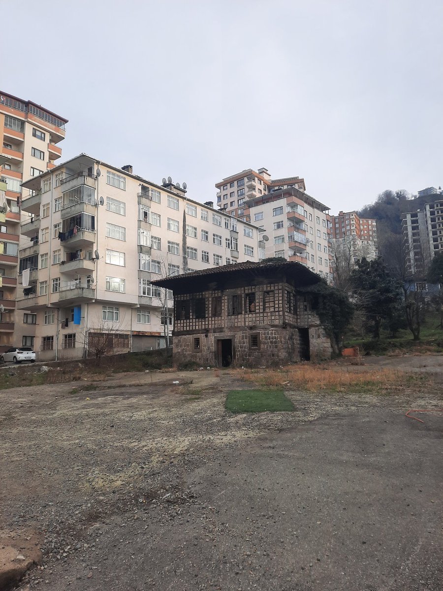 dudulasi's tweet photo. Mimar ve Mühendislerin eseri apartmanlar VS Rizeli köylülerin evi

Merkez/Rize 2024 https://t.co/eOh5vrI0aY