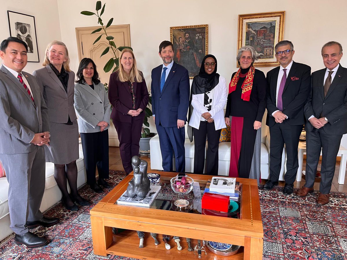 Almuerzo de trabajo organizado por la Embajada de Chile. La Secretaria de Estado para Asuntos Económicos🇨🇭 Helen Budliger, conversó sobre negociaciones comerciales que mantiene Suiza y la situación geopolítica y comercial actual. Participaron embajadores de 🇪🇸🇶🇦🇱🇧🇵🇭🇰🇪🇳🇴y🇵🇰
