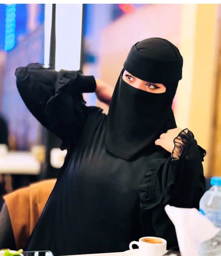 عندي مساحه فارغه بقلبي وش ازرع فيها حبيب ولاا زوج رد بكل صراحه 
حبيب؟؟🥀
زوج؟؟🥰😍