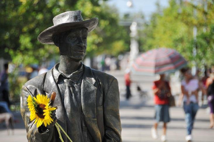 Con sombrero y con bastón...desde mi hermoso Prado, acompaña el devenir de los cienfuegueros...❤️
 A 62 años de su muerte, Benny Moré es y será
“El Bárbaro del Ritmo”
🌻🌻🌻 

#CienfuegosXMásVictorias 
#DeZurdaTeam