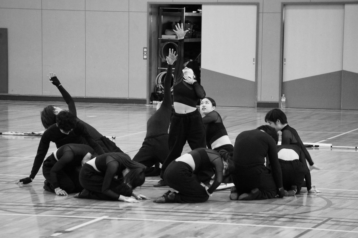 THEFOCUS_2019's tweet image. FOCUS祭をチラ見せ👀♡

#ガードショー
#colorguard 
いつも笑顔全開のFOCUSカラーガード🚩
今回は...笑顔なし！？？
今までのガードとは違う雰囲気のshowをお楽しみに🔥
瞬きしたら見逃しちゃうかも...？🫣
このshowでスリークロス東海CS Div1に出場します！
#FOCUS祭
#FOCUSしようぜ 
#スリークロス