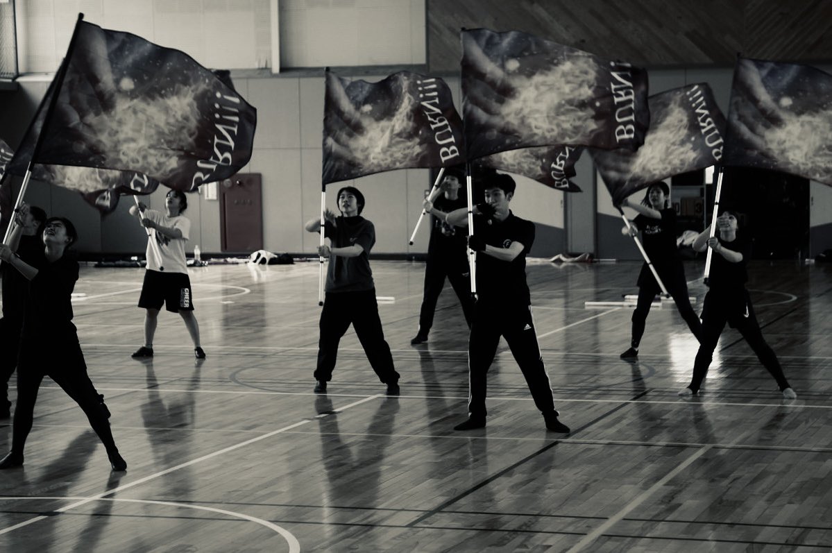 THEFOCUS_2019's tweet image. FOCUS祭をチラ見せ👀♡

#ガードショー
#colorguard 
いつも笑顔全開のFOCUSカラーガード🚩
今回は...笑顔なし！？？
今までのガードとは違う雰囲気のshowをお楽しみに🔥
瞬きしたら見逃しちゃうかも...？🫣
このshowでスリークロス東海CS Div1に出場します！
#FOCUS祭
#FOCUSしようぜ 
#スリークロス