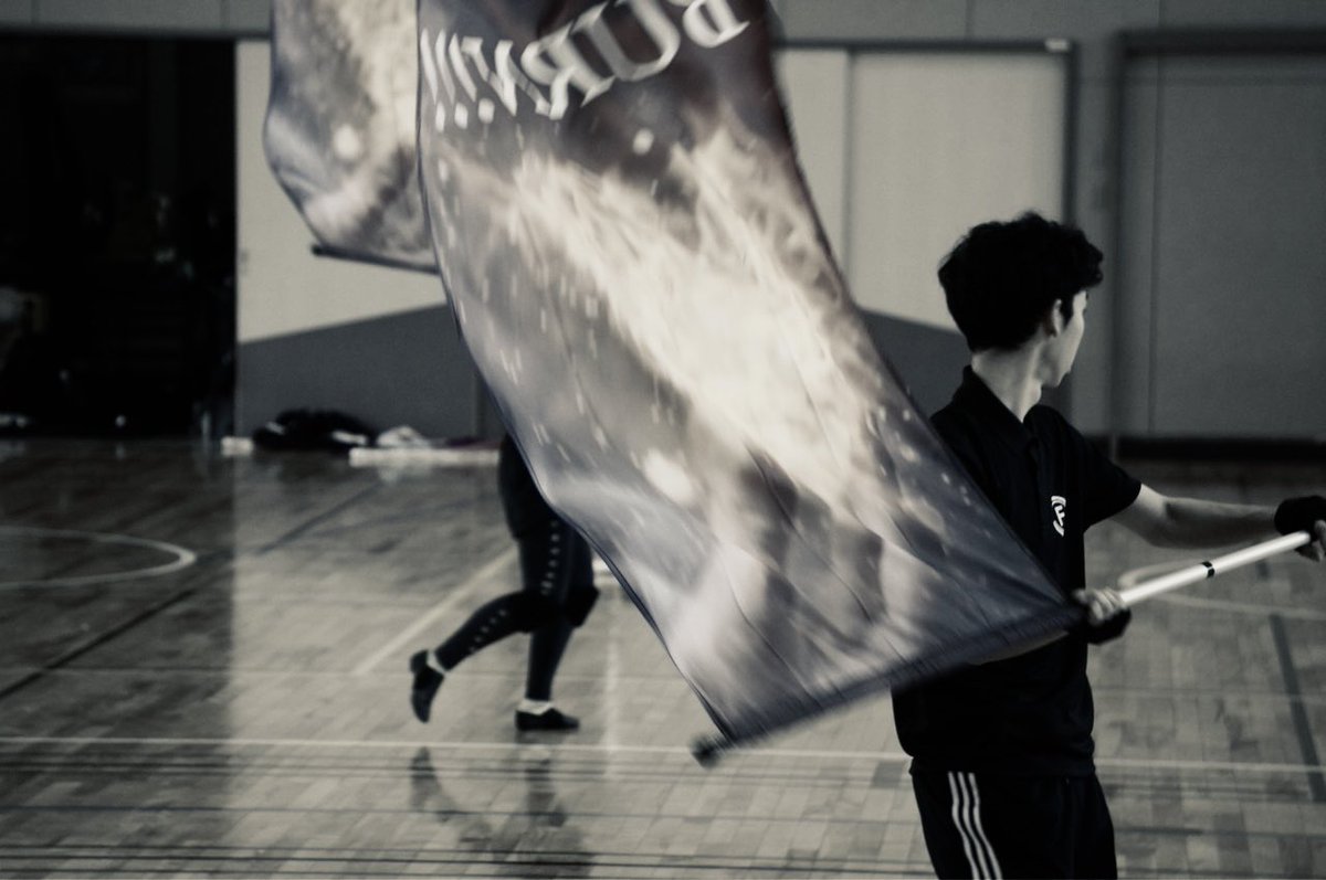 THEFOCUS_2019's tweet image. FOCUS祭をチラ見せ👀♡

#ガードショー
#colorguard 
いつも笑顔全開のFOCUSカラーガード🚩
今回は...笑顔なし！？？
今までのガードとは違う雰囲気のshowをお楽しみに🔥
瞬きしたら見逃しちゃうかも...？🫣
このshowでスリークロス東海CS Div1に出場します！
#FOCUS祭
#FOCUSしようぜ 
#スリークロス