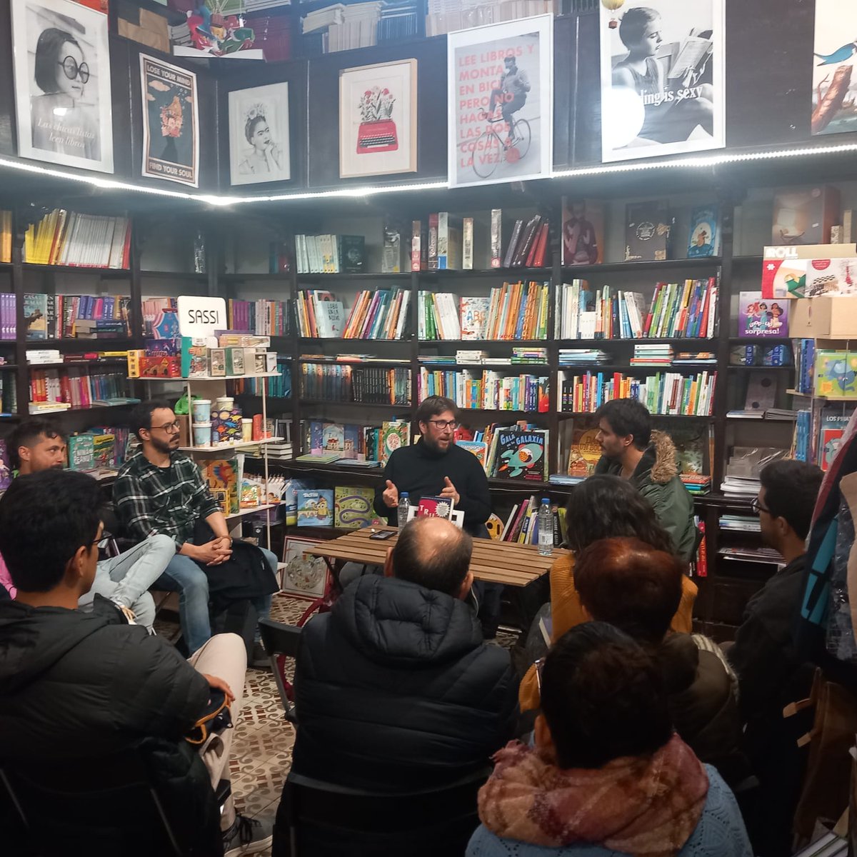 anticapizamora's tweet photo. Ayer disfrutamos de la presentación de #Trumpismos junto a nuestro compañero y autor del libro @MiguelUrban.
Pudimos hablar y debatir sobre la extrema derecha internacional.
Muchas gracias a #Semuret compartir su maravilloso espacio para este acto. https://t.co/rwW7BBKXnz