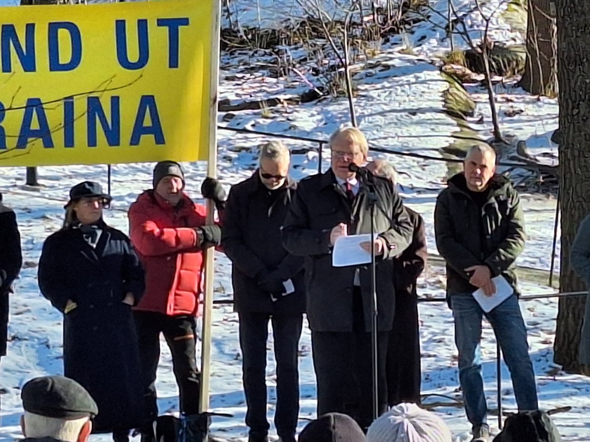 Applåder möter Peter Hultqvist som kritiserar Trumps fake news om vem som bär ansvaret för Rysslands invasionskrig i #Ukraina. 126:e manifestationen på Fria Ukrainas plats i dag. #svpolitik