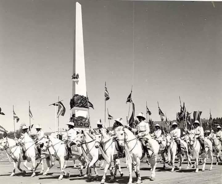 የካቲት 12 ቀን 1929 ዓ.ም

የኢትዮጵያ ሰማዕታት ቀን 

... አገር ተቃጠለ!
እሳተ ጎመራ ወረደ ከሰለ።
ጭስ አመድ አዋራ ሰማዩን ሸፈነው
ጥቁር ሰማይ ጥቁር!....

የሰው ጭንቅላት ኳስ...
አባቶች ታረዱ
እናቶች ታረዱ
ቤት ንብረት ፈረሰ ከብቶቹ ተነዱ።
ዓለም