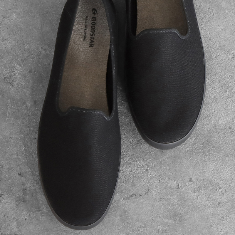 Moonstar_1873's tweet image. MOONSTAR #FINEVULCANIZED
BRAVAS
BLACKMONO

先日ご紹介したブラバスとは対照的なBLACKMONO。
ツイルを裏使いしたラフな生地感が特徴的な一枚アッパーのスリッポンタイプで、パイル生地の中敷きと柔らかいヒールカウンターが素足でも履きやすい仕様になっています。
store.moonstar.co.jp/products/detai…
#BRAVAS