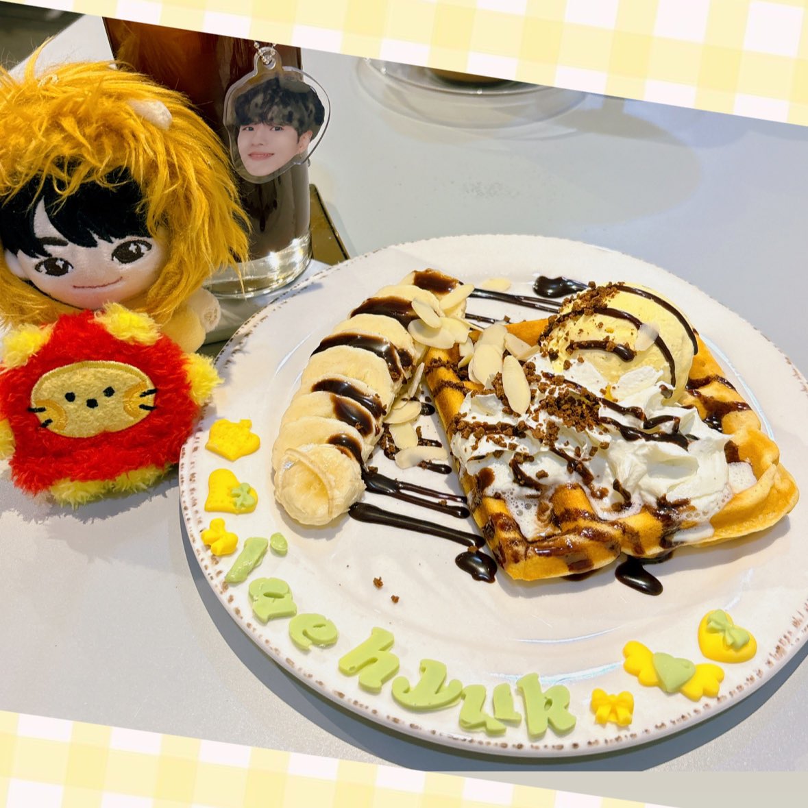 jaehyukko0723's tweet photo. 新宿 / LINO cafe&amp;bar
2軒目は推し活女子でいっぱいでした🥰
自分で好きな文字やデコパーツ(🍫)を選べるんですけど…4人ともかなり悩んだ😊
📸に夢中で早く食べないから
あたしの🍫溶け始めてた🤭
#linocafe 
#TREASURE #TREASUREMAKER
#윤재혀 #YOONJAEHYUK #ジェヒョク https://t.co/S2GqEiFXPD