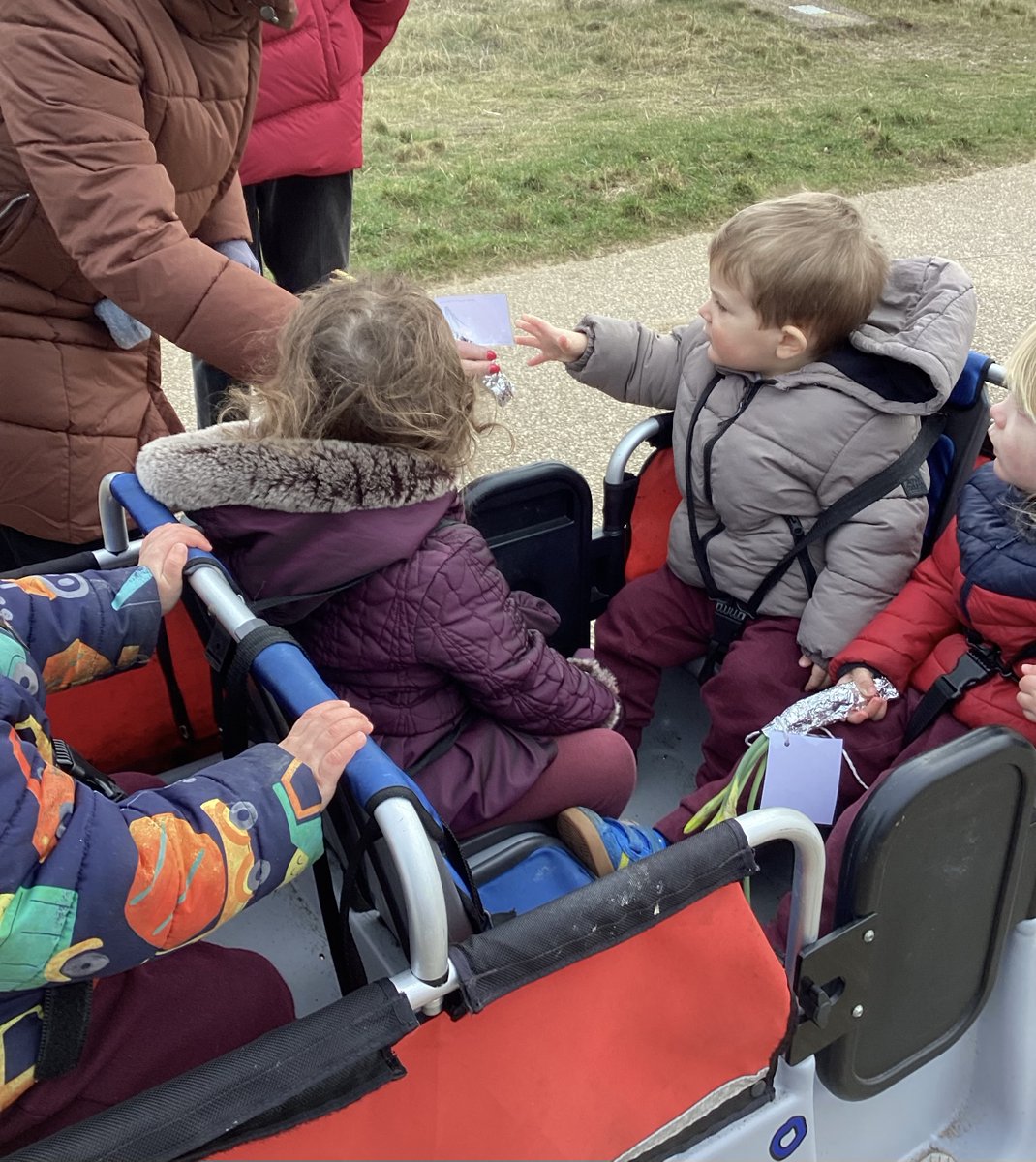 On Monday it was #RandomActOfKindnessDay🌻

Our Nursery staff took the children out to hand out bunches of daffodils to people in our community
All of the children enjoyed seeing the smiles on the faces of the people who received them

#AKSNursery #KindnessMatters #ActsOfKindness