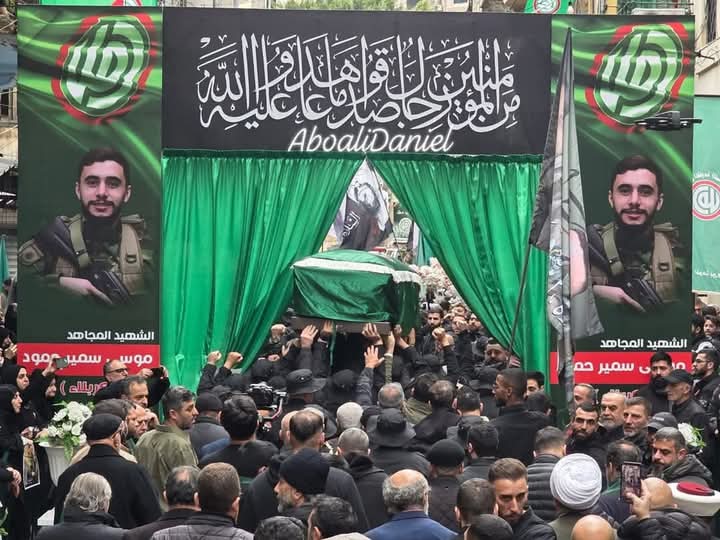 HusseinSamra10's tweet photo. خندق الانتفاضة الخندق الغميق في إقليم بيروت تغص بالحشود خلال تشييع الشهيد موسى حمود اليوم💚
#دفاعاً_عن_لبنان_والجنوب https://t.co/JuDVLlYawZ