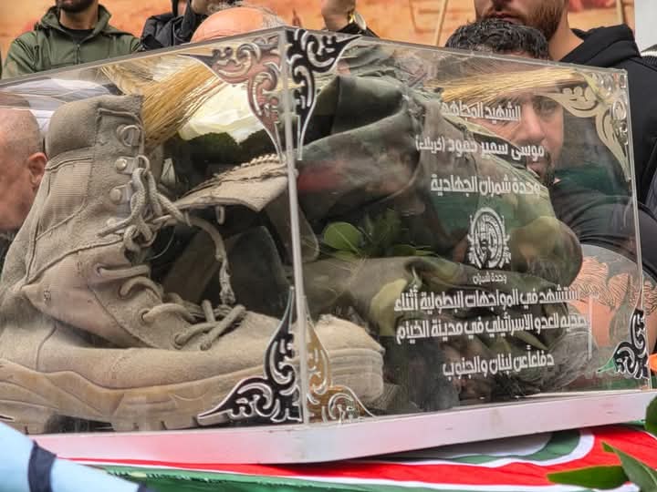HusseinSamra10's tweet photo. خندق الانتفاضة الخندق الغميق في إقليم بيروت تغص بالحشود خلال تشييع الشهيد موسى حمود اليوم💚
#دفاعاً_عن_لبنان_والجنوب https://t.co/JuDVLlYawZ