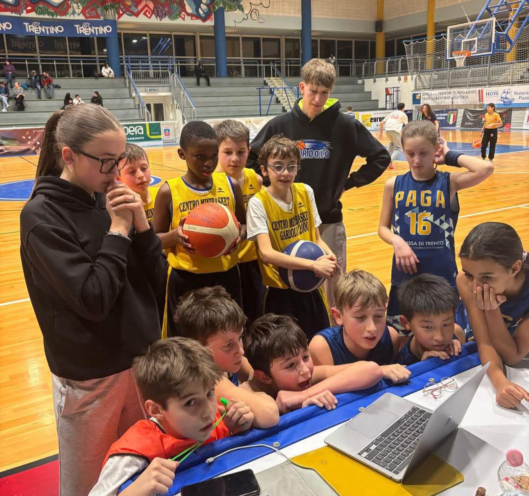 Campionato esordienti Trento.
In campo Paganella Lavis e Centro Minibasket Gardolo.

In contemporanea si gioca la finale di coppa Italia.
Ultimi minuti, qualcuno recupera un pc.
Gara interrotta.
Tutti fanno il tifo insieme.

Questo è sport.
Queste sono le Minors!
#sempreminors