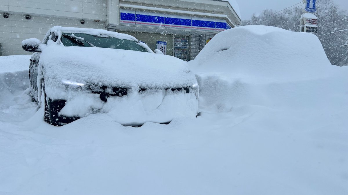 12時間降雪量日本最多
2月4日帯広で
中国製EVで
6時間(AM3-9時)ほど立ち往生
結果は
充電残量8%(64%→56%)消費
暖房付けて
ヌクヌクで車内待機
隣のガソリン車は
コンビニに避難
なぜって？
暖房付けたら
一酸化炭素で
中毒死する可能性があるから

EVに限らず
豪雪と車に対する解像度
低すぎ