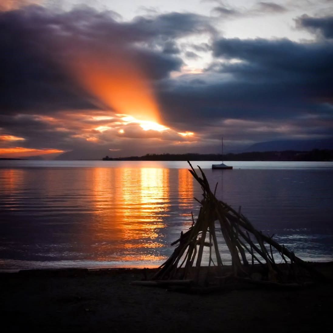 Chaque semaine un membre des @IGersLausanne - Instagramers de Lausanne - sélectionne une photo parmi les photos tagguées #IGersLausanne sur Instagram. Aujourd’hui, le choix de Nasser <a href="/majistik/">TC Mustafa</a> : Le feu au lac. (Photo de @capucinejardin)