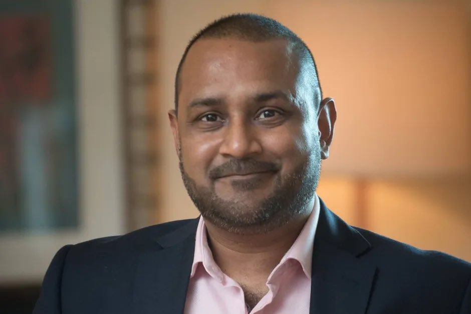 Jeg har aldrig forstået, hvordan Sanjay Shah svindlede Danmark. Er self lidt blank, men altså, hvem kan ærligt sige, at de kan forklare det? 

Men jeg fatter det NU! Jeg har nemlig fået hjælp af Thomas Svaneborg og <a href="/joachimcb/">Joachim Claushøj Bindslev</a> til at fortælle om sagen:

dr.dk/lyd/special-ra…