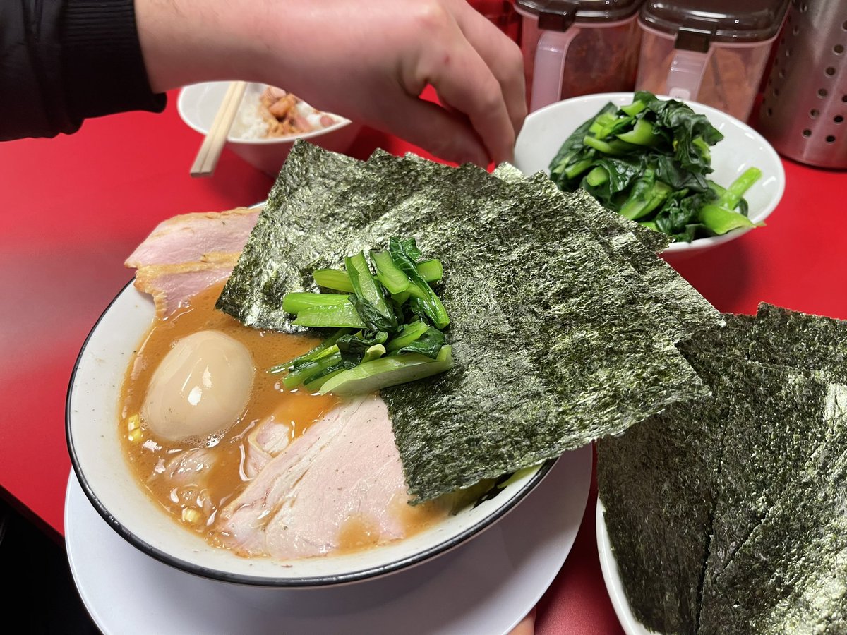 家系ラーメン修さんのところへ🤭✨

大好きな小松菜トッピング🥬×4
むかしお世話になった方と偶然にもお会いし、
素敵なひと時でした。

美味しいラーメンをありがとうございます🪄
