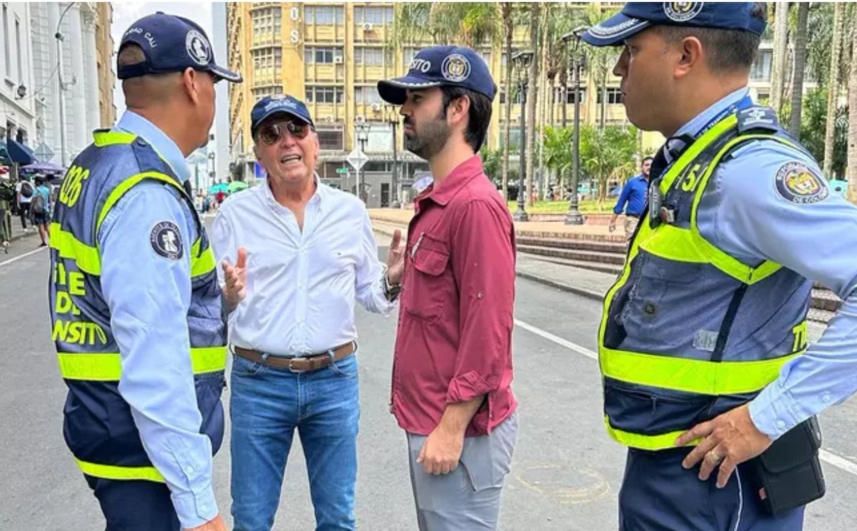robertoortizu's tweet photo. 👏🏻 ¡Por fin se va el polémico Alberto Hadad! El asesor presentó su carta de renuncia “por motivos personales"

Según varios funcionarios del CAM, supuestamente Hadad habría agredido físicamente al nuevo Secretario de @MovilidadCali, Gustavo Orozco, hecho ocurrido ayer al parecer frente al propio alcalde @alejoeder en su despacho, situación que motivó su salida anticipada de @alcaldiadecali.

Este hecho deberá ser esclarecido; incluso, el @personeriacali, @gerardomcastri podría intervenir.

Hadad es una persona tóxica y conflictiva; según algunos agentes de tránsito, se creía el “amo, el dueño y el señor” de la Secretaría. Su renuncia, registrada en la plataforma Orfeo, fue emitida a las 2:24 p.m. del 18 de febrero de 2025.

Al secretario @orozcolgustavo, de ser cierta la versión, le manifiesto mi solidaridad y le digo que se liberó de un tormento. 💪🏼 Adelante con su buena labor, poniendo en orden a los vehículos y a muchos conductores  por la indisciplina y caos que sienten los caleños en sus calles.
¡Las normas son para cumplirse!