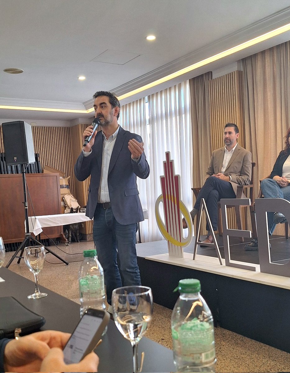 🙋‍♀️ Seguimos aprendiendo: "Herramientas para mejorar la experiencia del viajero" Iintervienen Roberto Pac de <a href="/AboraSolar/">Abora Solar</a>, <a href="/Teresa_hotelkit/">Teresa de Pablo</a>, <a href="/AlvaroArroyal/">Álvaro Arroyal 🅷🅞🆃🅴🅻 𝙙𝙞𝙜𝙞𝙩𝙖𝙡 ⭐️⭐️⭐️⭐️⭐</a> de #Jaippy y Pedro Cantarela de <a href="/leroymerlin_es/">leroymerlin_es</a>. Modera Nacho Glez, vicepresidente de Talento Joven #AEDH #ExperienciasAEDH