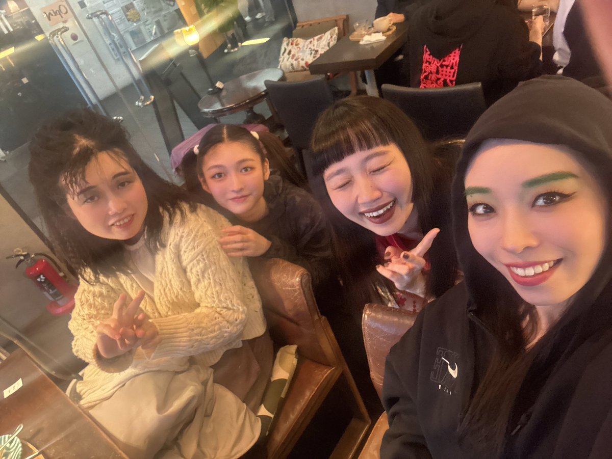 aoki_sohi's tweet photo. マチソワ間で
皆様とカフェ吉祥なおきち。

神々の集い場となりました😇☕️
@tfactory1959 
@Kichi_Theatre 
#不思議の国のマーヤ https://t.co/II1m9CmBd9
