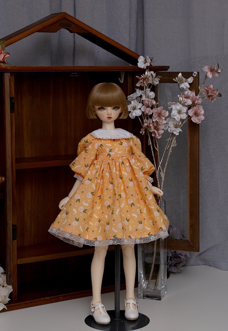 #트인덕장터 sd원피스 판매합니다. 신작 제작을 하지 않을 때, 제작 감각을 잃지 않기 위해 제작하기 시작한 원피스들 입니다. 모다패브릭 원단으로 레트로드레스를 제작했습니다. 공업용 미싱과 오버록으로 재봉하고 안단 처리 되어있으면 뒷여밈 스냅단추로 착용 가능합니다.