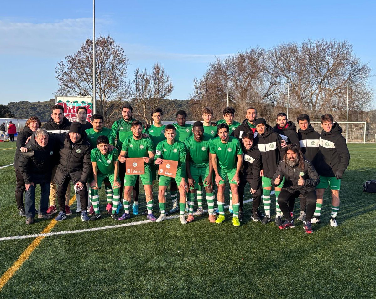 La <a href="/AD_El_Pardo/">AD El Pardo</a> Aficionado de 2ª posando con el título “Club Histórico”
de más de 50 años otorgado por la C. Madrid
𝐀.𝐃. 𝐄𝐋 𝐏𝐀𝐑𝐃𝐎 
adelpardo.com 
@ad_el_pardo_1963

¡Vamos Pardo! 💚
#elpardo 🦌
#mingorrubio
#Escueladefútbolelpardo ⚽️
oficial.adelpardo@gmail.com