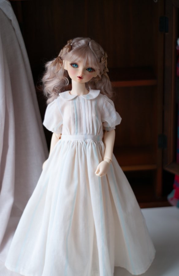 #트인덕장터 SD원피스 판매합니다. 신작으로 제작한 드레스 였으나 원단 특성이긴하나  실꼬임 등이 보여 제외했습니다. 면 린넨 혼방 원단으로 연한 핑크 블루 스트라이프가 있습니다. 면린넨 원단 특유의 목화씨 실꼬임 등이 있음을 참고 부탁드립니다.