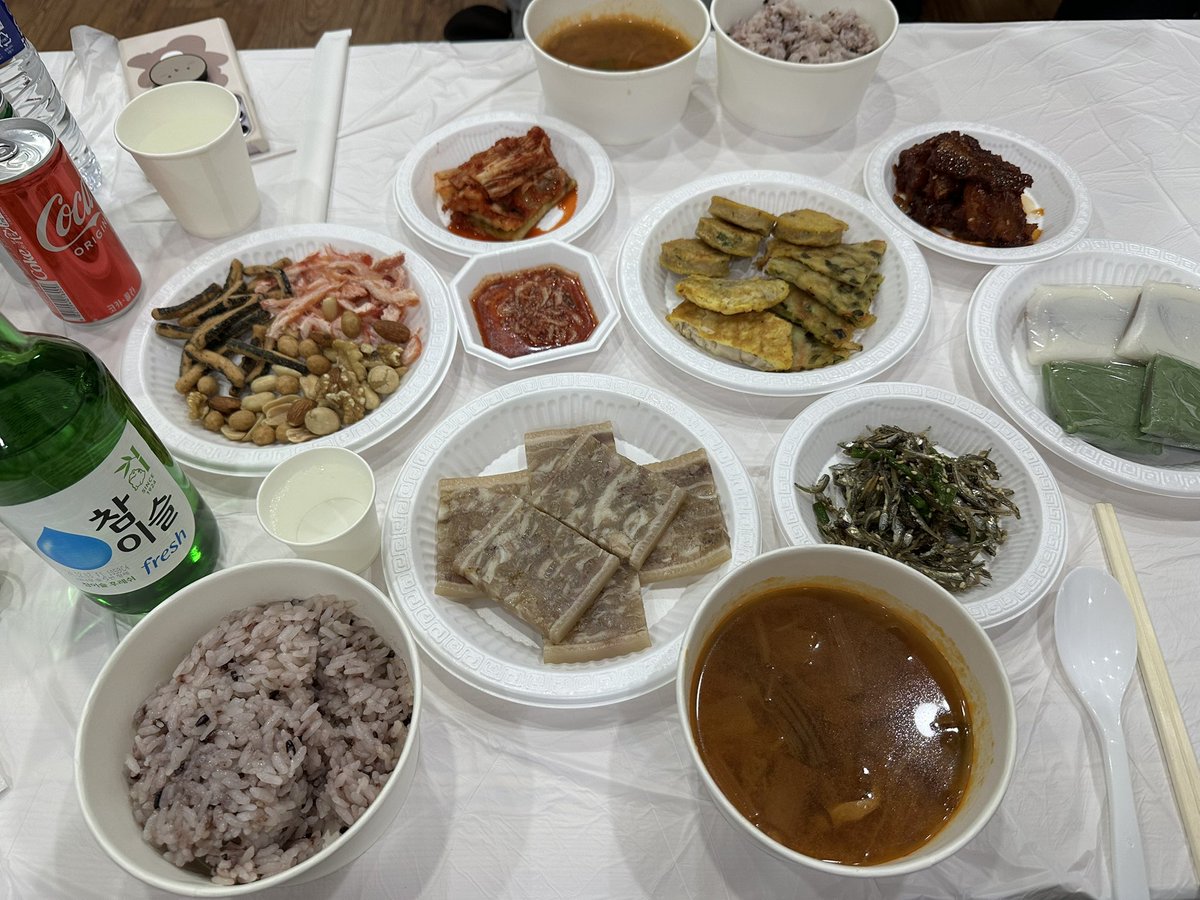 사적으로 밥 한 끼, 소주 한 잔 나누면서 격겜이야기 하고 웃고 떠들어 보고 싶었는데 그러지 못해서 너무 아쉽습니다. 대신 육개장에 소주 한 잔 얻어먹고 갑니다. 좋은 추억 남겨주셔서 감사드리고, 그 곳에선 행복하시기 바랍니다.