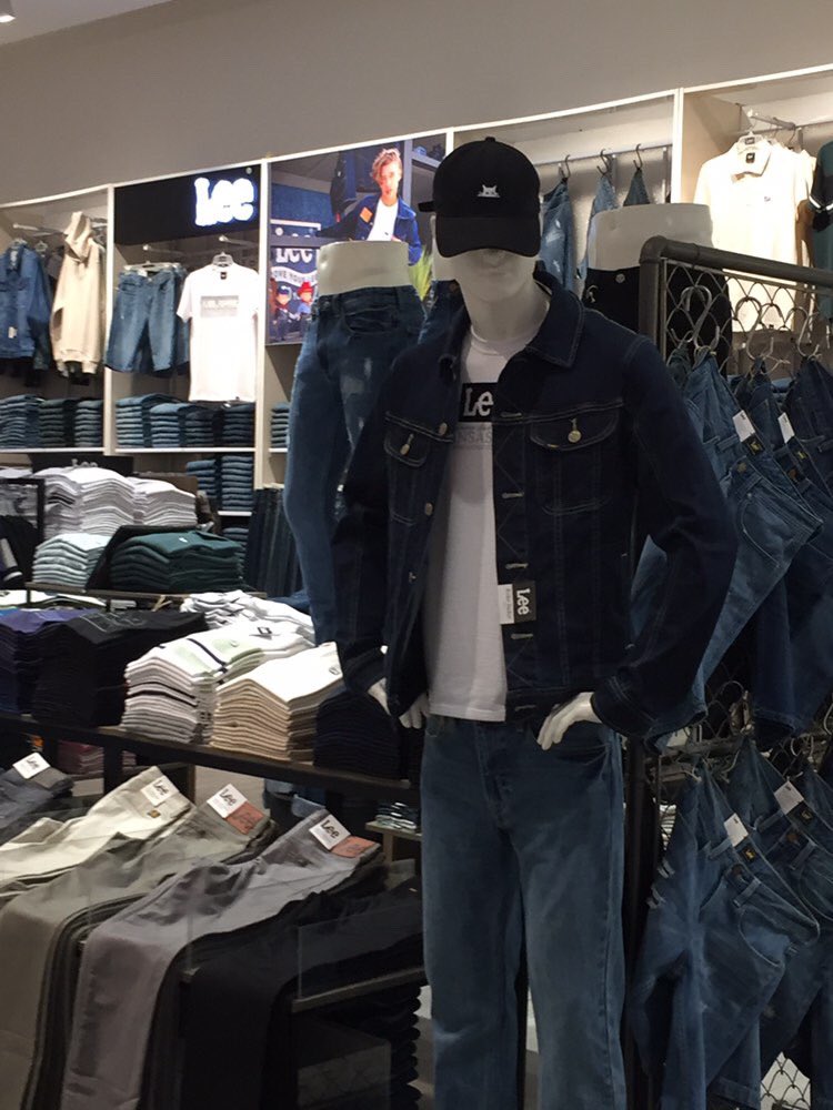 convo namin ng friend ko nung nakita yung mannequin na to

me: hala si vernon
friend ko: sinong vernon?
me: yung sa seventeen
friend ko: ah yung kalbo? 

BWISIT AHWHAHAHHAHAAHJAHA 😭