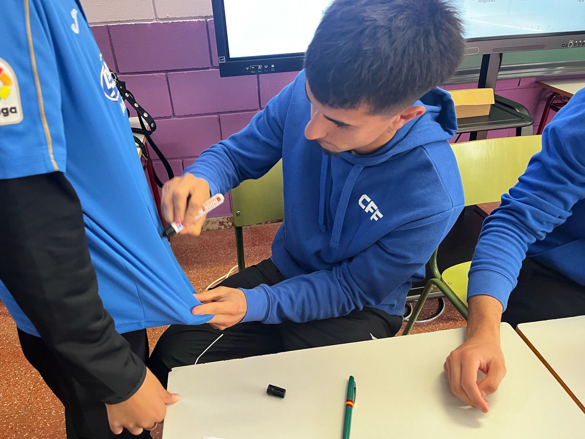 Nene e Isma Casas, junto a la Asociación Adago, estuvieron con los alumnos del CEIP Celia Viñas en una nueva edición de Cole X Cole = FUENLA 🧑‍🏫