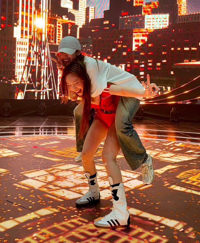 sanadorabel's tweet image. sana &amp;amp; her love for twice. no matter how tired she is, she always shows up 🥹

back from milan, went to inkigayo the next day to support nayeon

back from japan, went to mcountdown the next day to support tzuyu

back from singapore, went to dahyun’s movie premiere on the same day