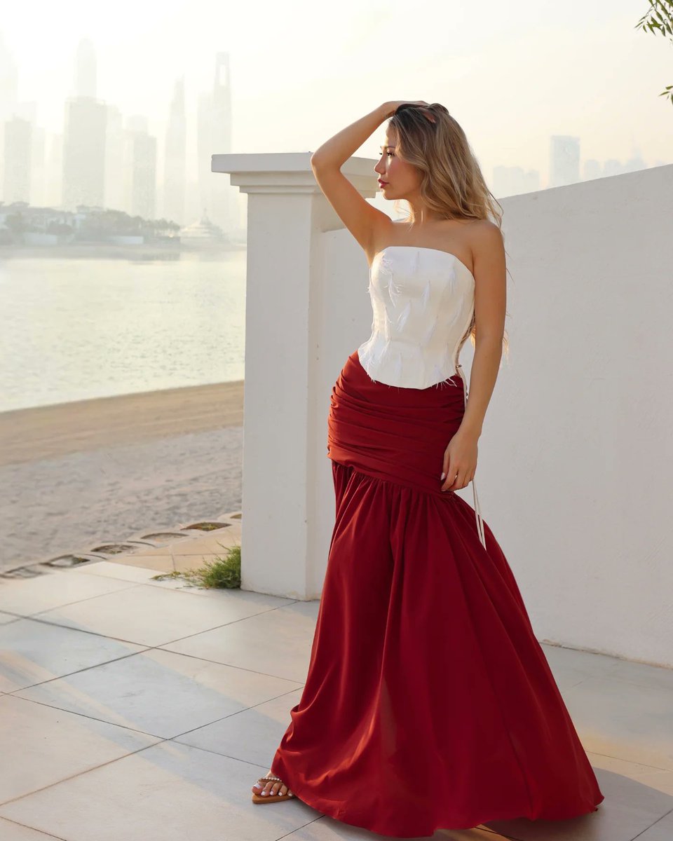 Elsavaboutique's tweet photo. The wind moves softly, the sun paints everything gold, and I slip into the Elsava Swan Corset—feeling both effortless and beautiful. Some moments don’t need words, just the right feeling🥰

#elsava #fashion #corset #skirt #redskirt #mood #love https://t.co/YABRP1lzKn