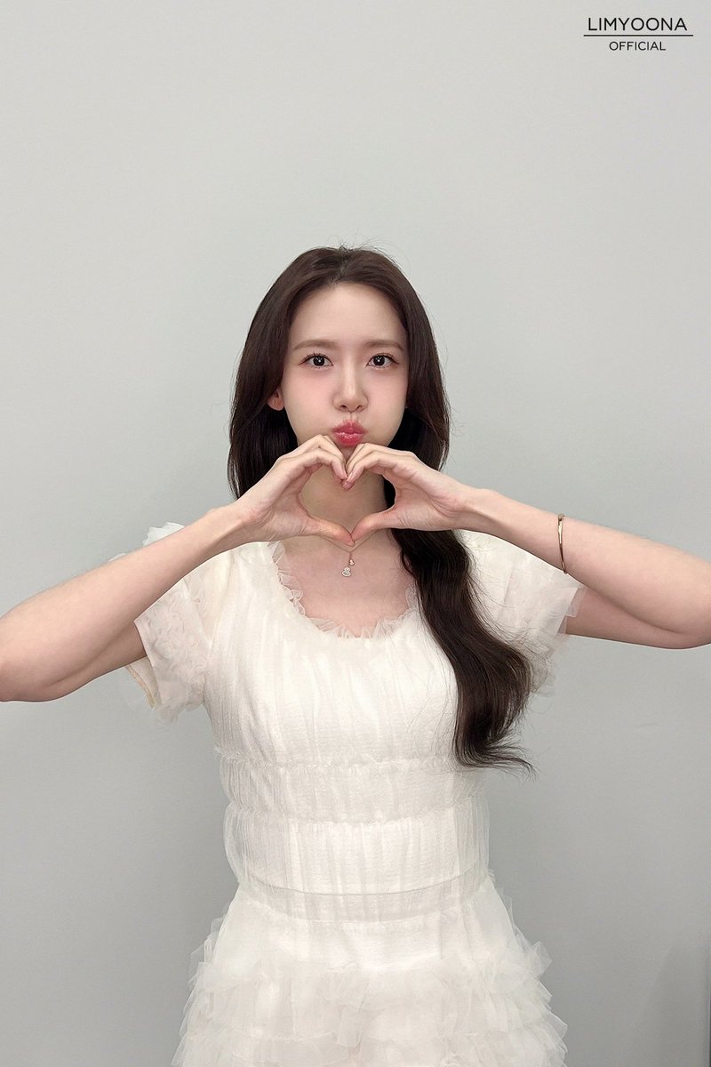 YoonA said on Bubble that the health of our mind is also as important as the health of our body, so let's think about happy things 🤍
#YoonA #윤아 #임윤아 #LimYoonA