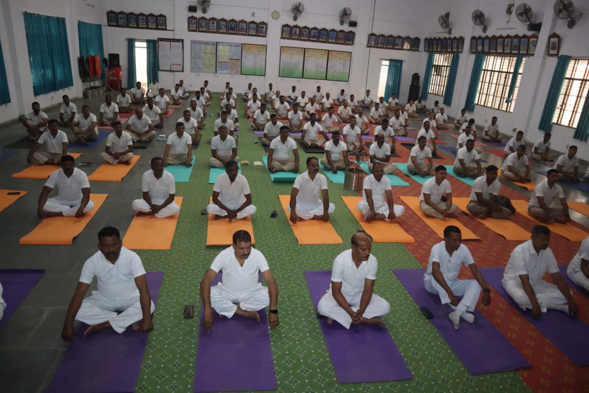 gccrpfagt's tweet photo. Today six days stress management programme has been started by the team of  Art of Living organization .   Personnel of #GCAGT #71Bn  #124Bn #140Bn #225Bn participating  in it . https://t.co/GinN3yLGM5