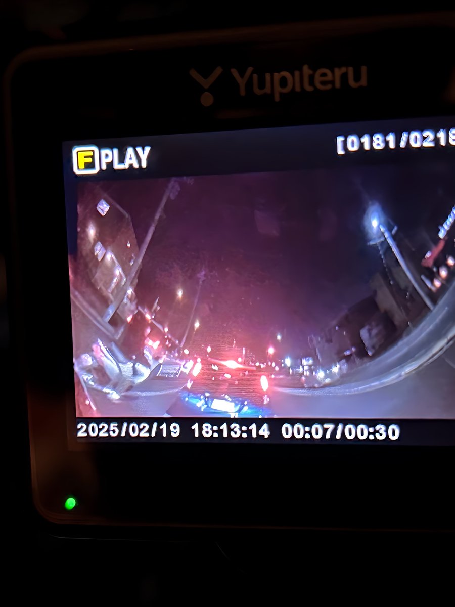 zeroklove's tweet photo. 本日母が車の運転中バイクに当て逃げされました。
動揺してナンバーなどは確認できておりません。
ドラレコの映像をスマホで写真撮ったので、画質悪いですがどなたか解析できる方いらっしゃいませんか？😭
左端に写っているバイクです。
ご協力お願いいたします。

#当て逃げ　#画像解析　#依頼 https://t.co/W5v5u1EJoi