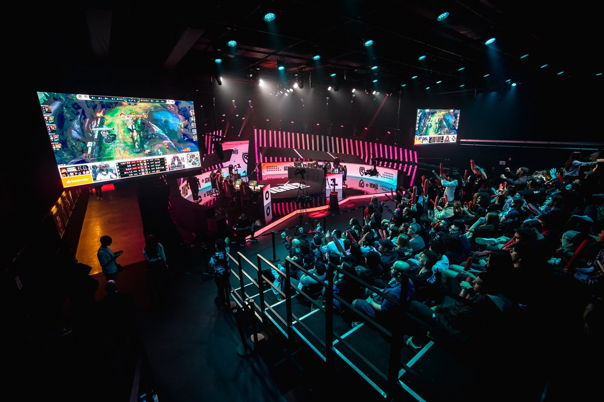 RiseGamingBR's tweet photo. ADMIN acordou inspirada hoje, deixe sua mensagem de bom dia pra animar o dia 😙
.
.
.
#LeagueOfLegends #RiotGames #circuitao #Igniscup #werise #risegaming https://t.co/BhvzCpkGXu