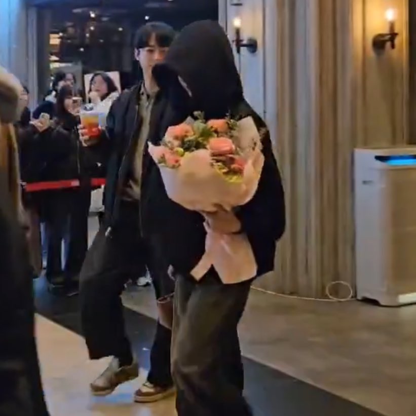 jypesmyoui's tweet photo. mina holding a bouquet 💐 https://t.co/B9qRku1aV9